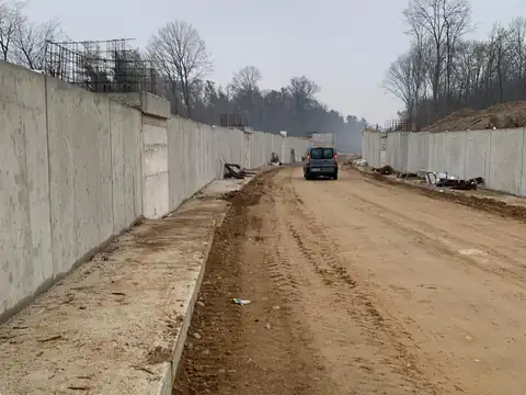 Muro in calcestruzzo lungo area di cantiere