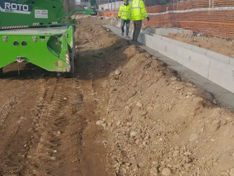 Opere esterne con mezzo di cantiere e tracciato stradale