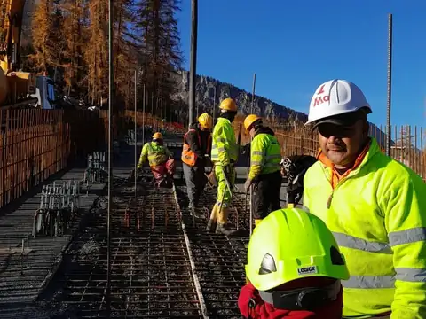 Squadra di operai al lavoro in cantiere